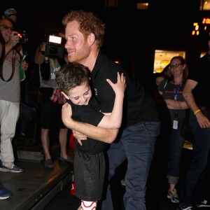 Le prince Harry rencontre Rio Wollf, un petit garçon de 7 ans amputé d'une jambe, lors des Invictus Games à Orlando, le 9 mai 2016.