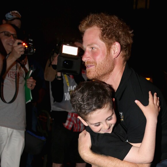 Le prince Harry rencontre Rio Wollf, un petit garçon de 7 ans amputé d'une jambe, lors des Invictus Games à Orlando, le 9 mai 2016.