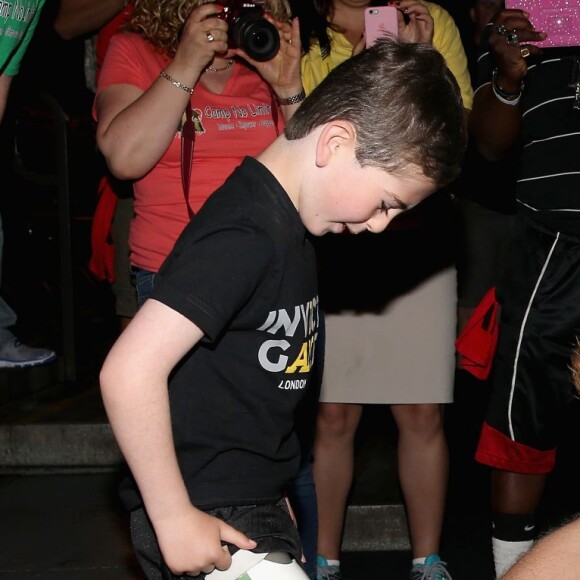 Le prince Harry rencontre Rio Wollf, un petit garçon de 7 ans amputé d'une jambe, lors des Invictus Games à Orlando, le 9 mai 2016.