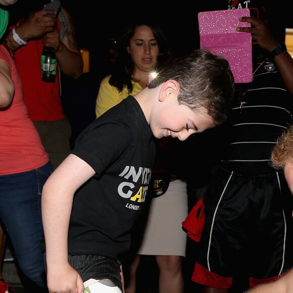 Le prince Harry rencontre Rio Wollf, un petit garçon de 7 ans amputé d'une jambe, lors des Invictus Games à Orlando, le 9 mai 2016.