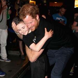 Le prince Harry rencontre Rio Wollf, un petit garçon de 7 ans amputé d'une jambe, lors des Invictus Games à Orlando, le 9 mai 2016.