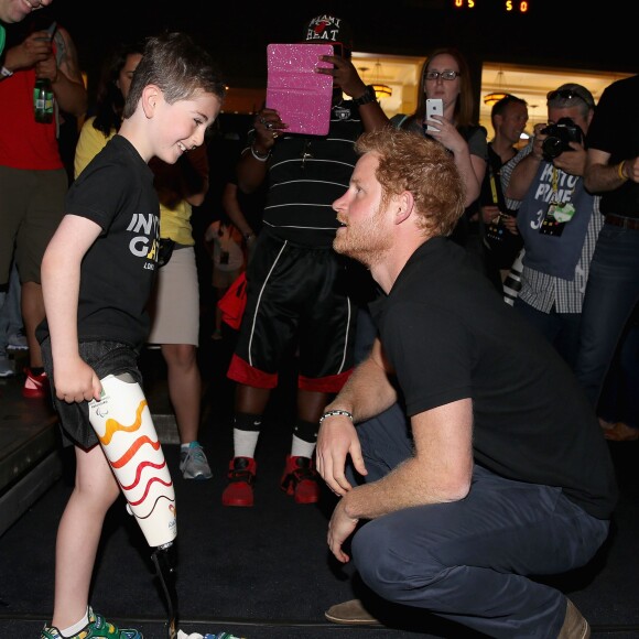 Le prince Harry rencontre Rio Wollf, un petit garçon de 7 ans amputé d'une jambe, lors des Invictus Games à Orlando, le 9 mai 2016.