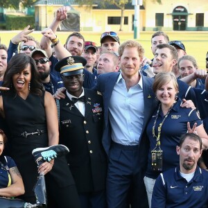 Le prince Harry et Michelle Obama - Cérémonie d'ouverture des Invictus Games à Orlando. Le 8 mai 2016  Prince Harry and First Lady Michelle Obama meet the USA Invictus Team ahead of the Opening Ceremony of the Invictus Games Orlando 2016 at ESPN Wide World of Sports in Orlando, Florida.08/05/2016 - Orlando