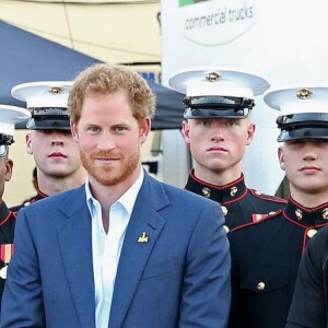 Le prince Harry - Cérémonie d'ouverture des Invictus Games à Orlando. Le 8 mai 2016  Prince Harry poses with the US Marine Corps Silent Drill Platoon ahead of the Opening Ceremony of the Invictus Games Orlando 2016 at ESPN Wide World of Sports in Orlando, Florida.08/05/2016 - Orlando