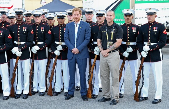 Le prince Harry - Cérémonie d'ouverture des Invictus Games à Orlando. Le 8 mai 2016  Prince Harry poses with the US Marine Corps Silent Drill Platoon ahead of the Opening Ceremony of the Invictus Games Orlando 2016 at ESPN Wide World of Sports in Orlando, Florida.08/05/2016 - Orlando