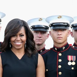 Michelle Obama - Cérémonie d'ouverture des Invictus Games à Orlando. Le 8 mai 2016  First Lady Michelle Obama poses with the US Marine Corps Silent Drill Platoon ahead of the Opening Ceremony of the Invictus Games Orlando 2016 at ESPN Wide World of Sports in Orlando, Florida.08/05/2016 - Orlando