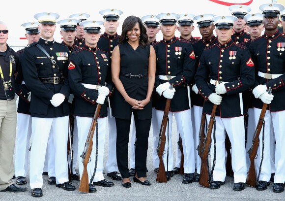 Michelle Obama - Cérémonie d'ouverture des Invictus Games à Orlando. Le 8 mai 2016  First Lady Michelle Obama poses with the US Marine Corps Silent Drill Platoon ahead of the Opening Ceremony of the Invictus Games Orlando 2016 at ESPN Wide World of Sports in Orlando, Florida.08/05/2016 - Orlando