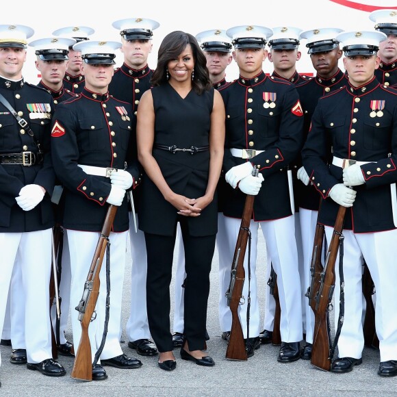 Michelle Obama - Cérémonie d'ouverture des Invictus Games à Orlando. Le 8 mai 2016  First Lady Michelle Obama poses with the US Marine Corps Silent Drill Platoon ahead of the Opening Ceremony of the Invictus Games Orlando 2016 at ESPN Wide World of Sports in Orlando, Florida.08/05/2016 - Orlando