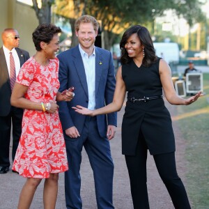 Robin Roberts, le prince Harry et Michelle Obama - Cérémonie d'ouverture des Invictus Games à Orlando. Le 8 mai 2016  Prince Harry (centre), First Lady Michelle Obama (right) and presenter Robin Roberts ahead of the Opening Ceremony of the Invictus Games Orlando 2016 at ESPN Wide World of Sports in Orlando, Florida.08/05/2016 - Orlando