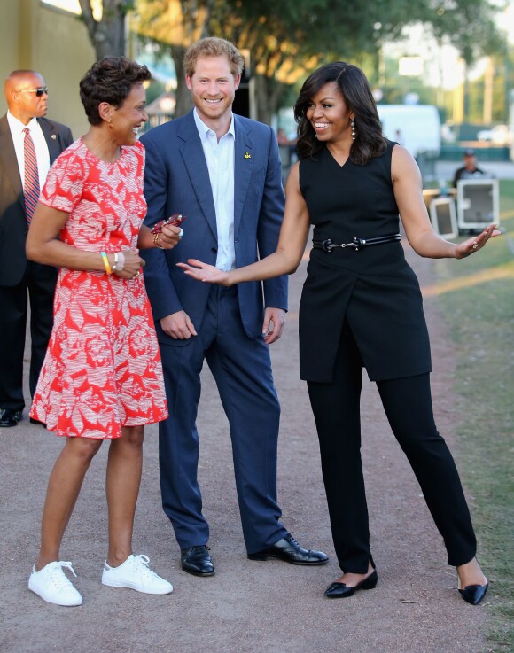 Robin Roberts, le prince Harry et Michelle Obama - Cérémonie d'ouverture des Invictus Games à Orlando. Le 8 mai 2016  Prince Harry (centre), First Lady Michelle Obama (right) and presenter Robin Roberts ahead of the Opening Ceremony of the Invictus Games Orlando 2016 at ESPN Wide World of Sports in Orlando, Florida.08/05/2016 - Orlando