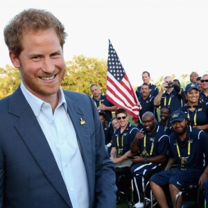 Le prince Harry - Cérémonie d'ouverture des Invictus Games à Orlando. Le 8 mai 2016  Prince Harry meets the USA Invictus Team ahead of the Opening Ceremony of the Invictus Games Orlando 2016 at ESPN Wide World of Sports in Orlando, Florida.08/05/2016 - Orlando