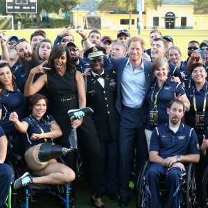 Le prince Harry et Michelle Obama - Cérémonie d'ouverture des Invictus Games à Orlando. Le 8 mai 2016  Prince Harry and First Lady Michelle Obama meet the USA Invictus Team ahead of the Opening Ceremony of the Invictus Games Orlando 2016 at ESPN Wide World of Sports in Orlando, Florida.08/05/2016 - Orlando