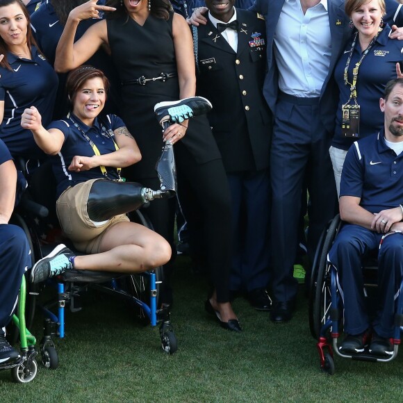 Le prince Harry et Michelle Obama - Cérémonie d'ouverture des Invictus Games à Orlando. Le 8 mai 2016  Prince Harry and First Lady Michelle Obama meet the USA Invictus Team ahead of the Opening Ceremony of the Invictus Games Orlando 2016 at ESPN Wide World of Sports in Orlando, Florida.08/05/2016 - Orlando