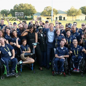 Le prince Harry et Michelle Obama - Cérémonie d'ouverture des Invictus Games à Orlando. Le 8 mai 2016  Prince Harry and First Lady Michelle Obama meet the USA Invictus Team ahead of the Opening Ceremony of the Invictus Games Orlando 2016 at ESPN Wide World of Sports in Orlando, Florida.08/05/2016 - Orlando