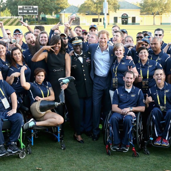 Le prince Harry et Michelle Obama - Cérémonie d'ouverture des Invictus Games à Orlando. Le 8 mai 2016  Prince Harry and First Lady Michelle Obama meet the USA Invictus Team ahead of the Opening Ceremony of the Invictus Games Orlando 2016 at ESPN Wide World of Sports in Orlando, Florida.08/05/2016 - Orlando