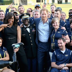 Le prince Harry et Michelle Obama - Cérémonie d'ouverture des Invictus Games à Orlando. Le 8 mai 2016  Prince Harry and First Lady Michelle Obama meet the USA Invictus Team ahead of the Opening Ceremony of the Invictus Games Orlando 2016 at ESPN Wide World of Sports in Orlando, Florida.08/05/2016 - Orlando