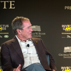 Le prince Harry, l'ancien président des Etats-Unis George W. et sa femme Laura Bush participent à un symposium à l'occasion des Invictus Games à Orlando. Le 8 mai 2016  President George W. Bush and Prince Harry of Wales discuss the topic of post-traumatic stress during the 2016 Invictus Games Symposium on Invisible Wounds in Orlando, Fla. May 8, 2016. The symposium hosted by Prince Harry and President George W. Bush sought to destigmatize the victims of post-traumatic stress and other injuries that are not regularly visible.08/05/2016 - Orlando