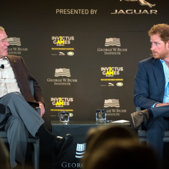 Le prince Harry, l'ancien président des Etats-Unis George W. et sa femme Laura Bush participent à un symposium à l'occasion des Invictus Games à Orlando. Le 8 mai 2016  President George W. Bush and Prince Harry of Wales discuss the topic of post-traumatic stress during the 2016 Invictus Games Symposium on Invisible Wounds in Orlando, Fla. May 8, 2016. The symposium hosted by Prince Harry and President George W. Bush sought to destigmatize the victims of post-traumatic stress and other injuries that are not regularly visible.08/05/2016 - Orlando