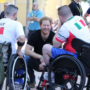 Le prince Harry arrive aux Jeux Invictus à Orlando, en Floride le 6 mai 2016. il a rencontré les athlètes des pays concurrents comme l'Australie, l'Angleterre, l'Italie, la Jordanie et les États-Unis.06/05/2016 - Orlando