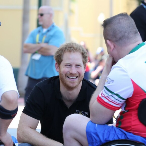 Le prince Harry arrive aux Jeux Invictus à Orlando, en Floride le 6 mai 2016. il a rencontré les athlètes des pays concurrents comme l'Australie, l'Angleterre, l'Italie, la Jordanie et les États-Unis.06/05/2016 - Orlando