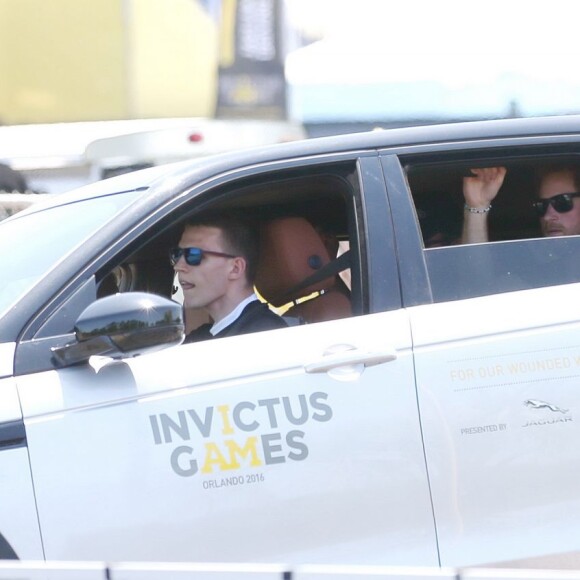 Le prince Harry, pas rassuré, participe à une course d'obstacles en 4x4 lors des "Invictus Games" en Floride à Orlando le 7 mai 2016.