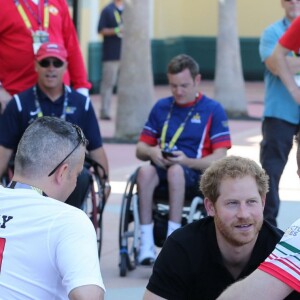 Le prince Harry arrive aux Jeux Invictus à Orlando, en Floride le 6 mai 2016. il a rencontré les athlètes des pays concurrents comme l'Australie, l'Angleterre, l'Italie, la Jordanie et les États-Unis.06/05/2016 - Orlando