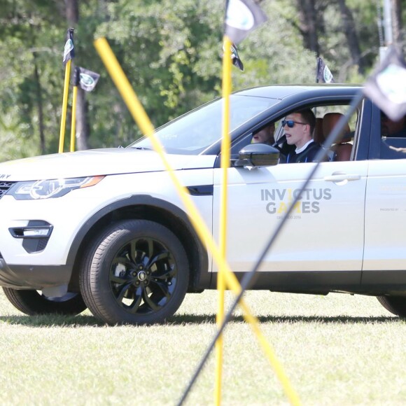 Le prince Harry, pas rassuré, participe à une course d'obstacles en 4x4 lors des "Invictus Games" en Floride à Orlando le 7 mai 2016.