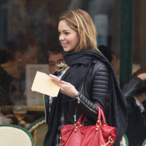 Nabilla est passée à la librairie 'L'oeil Ecoute" à Montparnasse, puis elle s'est rendue au bar "Le Select". Nabilla a ensuite retrouvé des amis dans Paris, ils ont pris un Uber pour aller à la gare de Lyon où elle a pris un train à destination d'Avignon pour rejoindre son compagnon Thomas Vergara. Le 11 mai 2016.