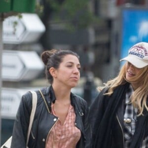 Nabilla est passée à la librairie 'L'oeil Ecoute" à Montparnasse, puis elle s'est rendue au bar "Le Select". Nabilla a ensuite retrouvé des amis dans Paris, ils ont pris un Uber pour aller à la gare de Lyon où elle a pris un train à destination d'Avignon pour rejoindre son compagnon Thomas Vergara. Le 11 mai 2016.