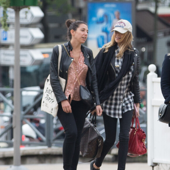 Nabilla est passée à la librairie 'L'oeil Ecoute" à Montparnasse, puis elle s'est rendue au bar "Le Select". Nabilla a ensuite retrouvé des amis dans Paris, ils ont pris un Uber pour aller à la gare de Lyon où elle a pris un train à destination d'Avignon pour rejoindre son compagnon Thomas Vergara. Le 11 mai 2016.