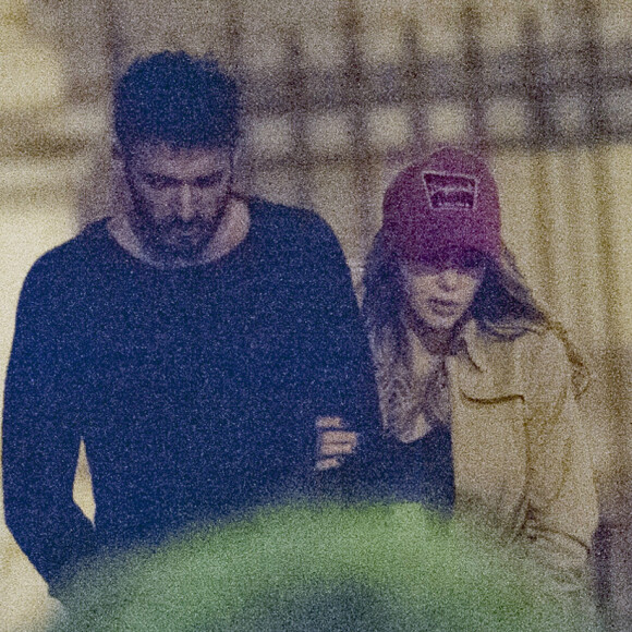 Exclusif - Nabilla Benattia et Thomas Vergara promènent leur chien vers 1h du matin et rentrent à leur hôtel à Paris, le 28 avril 2016.