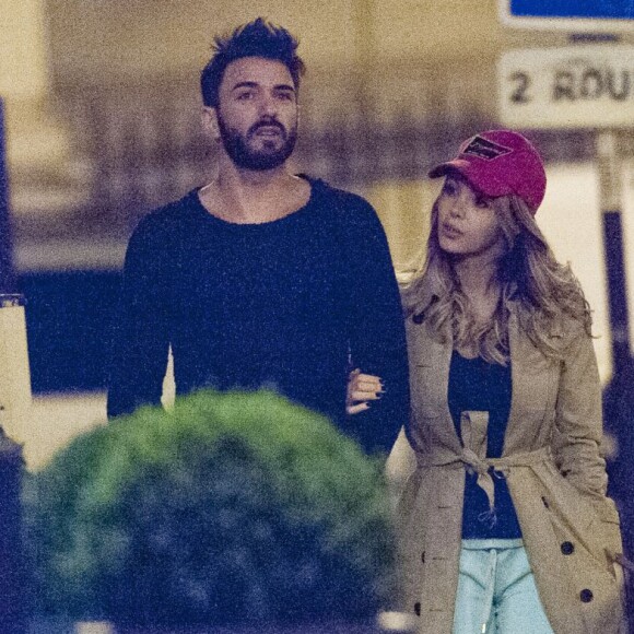Exclusif - Nabilla et son compagnon Thomas Vergara promènent leur chien vers 1h du matin et rentrent à leur hôtel à Paris, le 28 avril 2016.