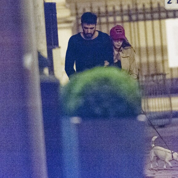 Exclusif - Nabilla Benattia et son compagnon Thomas Vergara promènent leur chien vers 1h du matin et rentrent à leur hôtel à Paris, le 28 avril 2016.