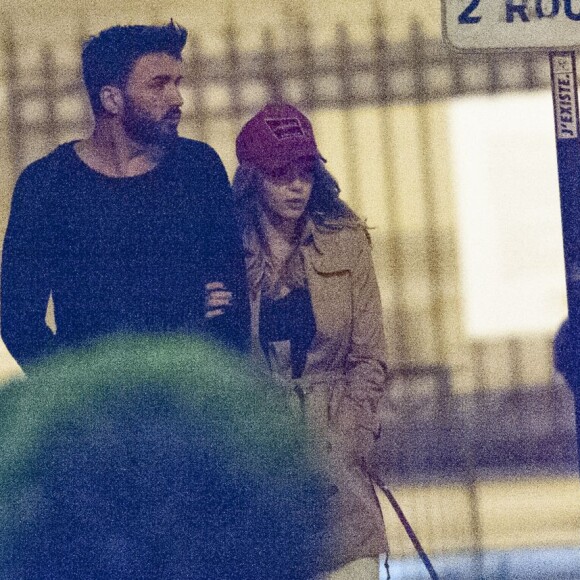 Exclusif - Nabilla Benattia et son compagnon Thomas Vergara promènent leur chien vers 1h du matin et rentrent à leur hôtel à Paris, le 28 avril 2016.