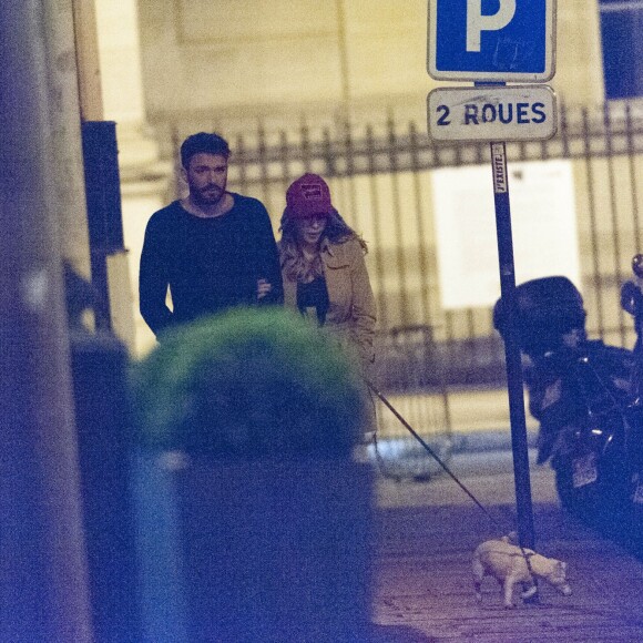 Exclusif - Nabilla Benattia et son compagnon Thomas Vergara promènent leur chien vers 1h du matin et rentrent à leur hôtel à Paris, le 28 avril 2016.