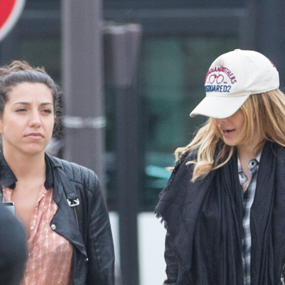 Nabilla est passée à la librairie 'L'oeil Ecoute" à Montparnasse, puis elle s'est rendue au bar "Le Select". Nabilla a ensuite retrouvé des amis dans Paris, ils ont pris un Uber pour aller à la gare de Lyon où elle a pris un train à destination d'Avignon pour rejoindre son compagnon Thomas Vergara. Le 11 mai 2016. 