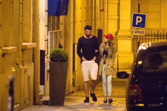 Exclusif - Nabilla Benattia et son compagnon Thomas Vergara promènent leur chien vers 1h du matin et rentrent à leur hôtel à Paris, le 28 avril 2016. 
