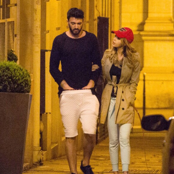 Exclusif - Nabilla Benattia et son compagnon Thomas Vergara promènent leur chien vers 1h du matin et rentrent à leur hôtel à Paris, le 28 avril 2016. 