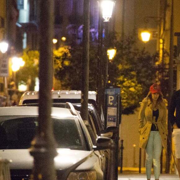 Exclusif - Nabilla Benattia et son compagnon Thomas Vergara promènent leur chien vers 1h du matin et rentrent à leur hôtel à Paris, le 28 avril 2016. 