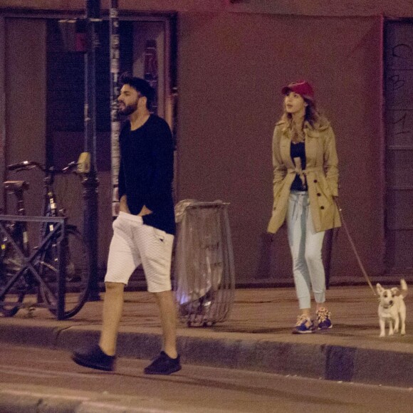Exclusif - Nabilla Benattia et son compagnon Thomas Vergara promènent leur chien vers 1h du matin et rentrent à leur hôtel à Paris, le 28 avril 2016. 