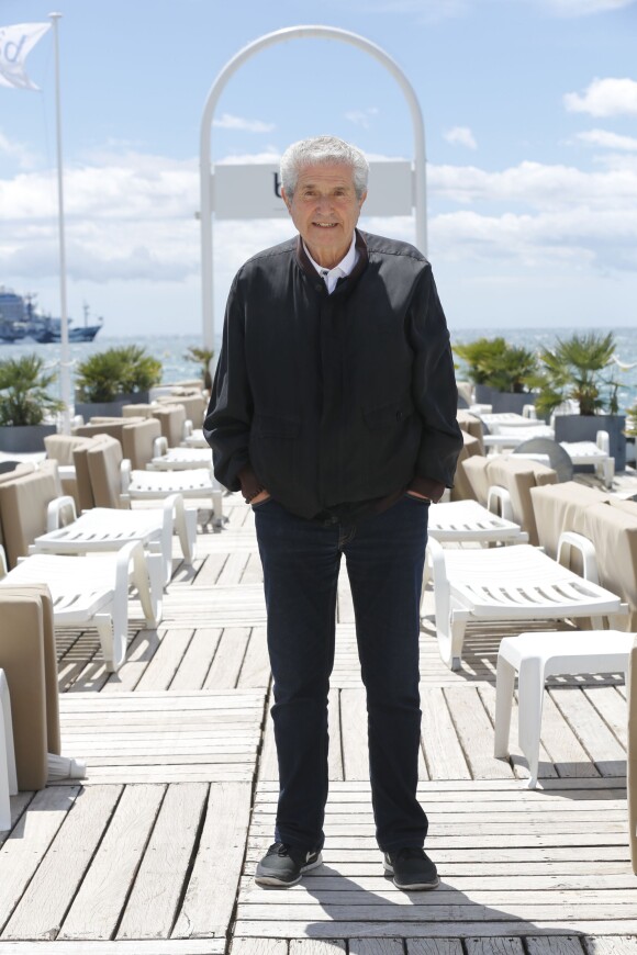 Exclusif - Claude Lelouch en séance de pose sur la plage Bâoli pendant le 69e Festival international du film de Cannes le 12 mai 2016. © Philippe Doignon/LMS/Bestimage
