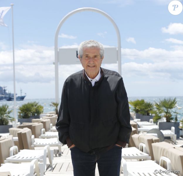 Exclusif - Claude Lelouch en séance de pose sur la plage Bâoli pendant le 69e Festival international du film de Cannes le 12 mai 2016. © Philippe Doignon/LMS/Bestimage