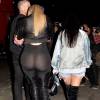 Les soeurs Khloé et Kourtney Kardashian arrivent au Rose Bowl à Pasadena pour le concert de Beyoncé. Le 14 mai 2016.