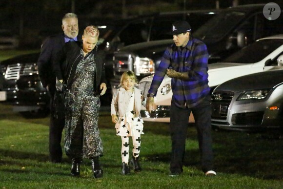 Pink, son mari Carey Hart et leur fille Willow arrivent au Rose Bowl à Pasadena pour le concert de Beyoncé. Le 14 mai 2016.