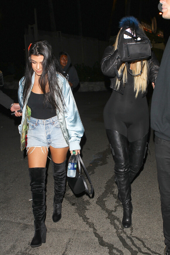 Kourtney et Khloé Kardashian lors du concert de Beyoncé au Rose Bowl à Pasadena. Le 14 mai 2016.