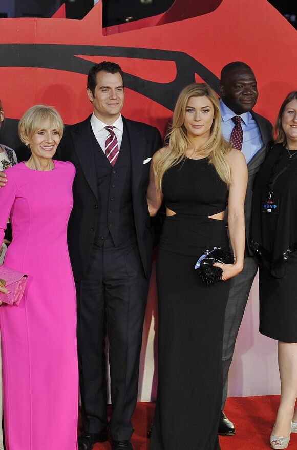 Henry Cavill et Tara King lors de la première européenne du film "Batman V Superman : L'Aube de la Justice" au Odeon Cinema, Leicester Square à Londres, le 22 mars 2016. 