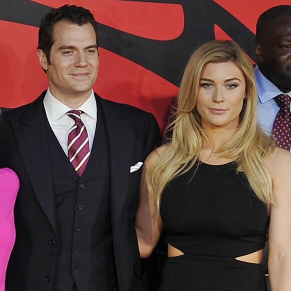 Henry Cavill et Tara King lors de la première européenne du film "Batman V Superman : L'Aube de la Justice" au Odeon Cinema, Leicester Square à Londres, le 22 mars 2016. 