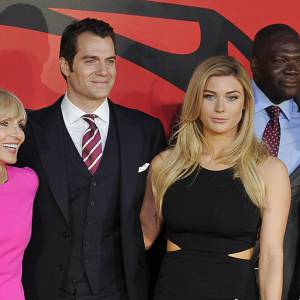 Henry Cavill et Tara King lors de la première européenne du film "Batman V Superman : L'Aube de la Justice" au Odeon Cinema, Leicester Square à Londres, le 22 mars 2016. 