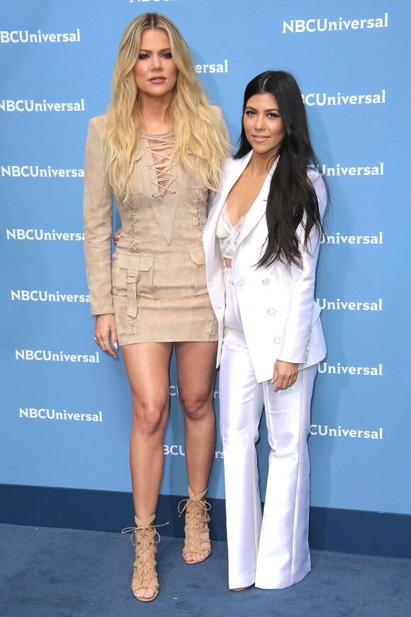 Khloé et Kourtney Kardashian assistent au 2016 NBCUniversal Upfront au Rockfeller Center. New York, le 16 mai 2016.