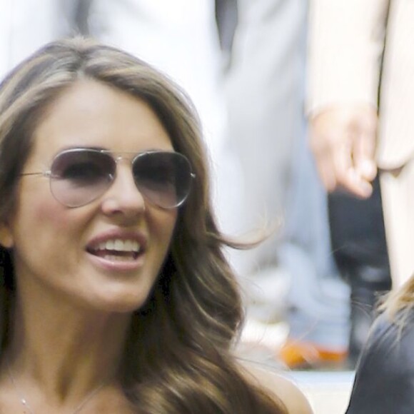 Elizabeth Hurley arrive au Rockfeller Center pour le NBCUniversal Upfront. New York, le 16 mai 2016.